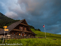 Kurz bevor das Jahrhundert-Blitz-Gewitter am Abend des  7. Juni 2015 losging: Ein letztes Foto und dann schnell ins Auto... (bei der Alp Holderen an der Rigi) : Rigi