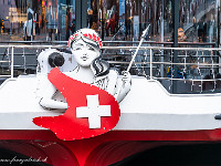 Heute war ich mit Sandra und Thomas unterwegs in Luzern, um die Weihnachtsstimmung einzufangen. Beim Marsch vom Bahnhof zur Hofkirche zieht mich diese Frau in ihren Bann... : Luzern, Weihnacht