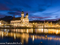 Weihnachtsstimmung in Luzern. Die Lichter der Jesuitenkirche und der Stadt spiegeln sich in der Reuss; im im Hintergrund der Pilatus. : Beleuchtung, Luzern, Nacht, Weihnacht, Winter