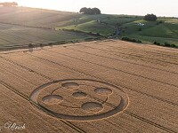 Entdeckt am 22. Juni 2025, Hackpen Hill, Wiltshire, England.  default : Avebury, Cooden Beach, Hackpen Horse, Kornkreis, Long Man of Wilmington
