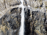 Wie ein Wasserfall ergiesst sich Schnee und zermalmtes Eis in die Schlucht. : Berghaus Bäregg