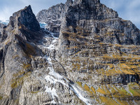 Am Challifirn hat sich eine Eislawine gelöst und donnert zu Tale. : Berghaus Bäregg