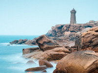 Den Phare de Men Ruz in Perros-Guirec erreichen wir nach etwa 1.5 Stunden Fahrt von Brest. Der Leuchtturm ist aus dem hier vorkommenden roten Granit erbaut. Sinnigerweise wird diese Küste Côte de Granit Rose genannt. Die Färbung verdankt dieser Rosengranit seinem Gehalt an Hämatit und Alkalifeldspat. : Bretagne