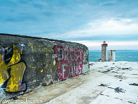 Leuchttürme in der Bretagne: Das ist das Motto des  Fotoworkshops, den ich diesen Frühling besuchen durfte. Fünf Tage lang früh aufstehen und spät ins Bett gehen, dazwischen aber bei wunderschönen Stimmungen Leuchttürme fotografieren - es war einfach schön. Hier im Bild der Phare du Petit Minou in Plouzané, aufgenommen vom Dach eines alten Militärbunkers. : Bretagne