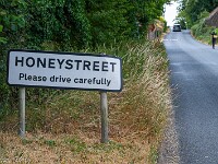 In Honeystreet befindet sich das Crop Circle Visitor Centre & Exhibition von Monique Klinkenbergh, Organisatorin des Festivals. : England 2026