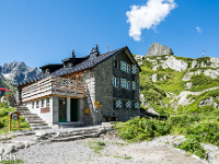 Im August 2016 absolviere ich während zwei Wochen ein Praktikum in der Etzlihütte. Natürlich kommt die Fotoausrüstung mit... Im Bild also die Etzlihütte, 2052 m, wunderschön gelegen im Urnerland, sternförmig erschlossen durch Wanderwege über die Pörtlilücke (Gurtnellen), Mittelplatten (Rueras), Chrüzlipass (Sedrun) und durch das Etzlital von Bristen her. : Etzlihütte Praktikum Hüttenwartskurs