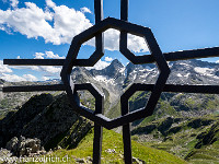 Bereits am zweiten Tag mache ich während der Zimmerstunde einen Abstecher auf den Rossbodenstock (2461 m, im Hintergrund der Piz Nair). : Etzlihütte Praktikum Hüttenwartskurs