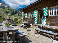 So sieht die Hüttenterrasse vor dem grossen Ansturm aus. : Etzlihütte Praktikum Hüttenwartskurs