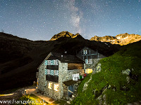 Höchstens der Mond könnte einen Strich durch die Rechnung machen. Doch in diesem Falle trägt er zur Würze bei: Während der aufgehende Mond die Berge beleuchtet, ist die Milchstrasse immer noch gut sichtbar. Die Hütte strahle ich mit der Stirnlampe etwas an. : Etzlihütte Praktikum Hüttenwartskurs