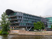 Bürogebäude und Restaurant beim Westhafen Tower. : Frankfurt