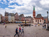 Rathausplatz "Römerberg" mit der Alten Nikolaikirche. : Frankfurt