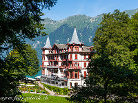 Das Hotel Giessbach am Brienzersee wurde in den 1870er-Jahren durch einen französischen Architekten erbaut. 1979 wurde das Hotel durch Franz Weber und der von ihm gegründeten "Stiftung Giessbach dem Schweizervolk" gekauft und vor dem Abbruch bewahrt. Heute ist es einfach ein Traum von Hotel an einmaliger Lage! : Giessbach