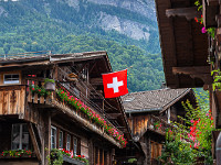 Alte, schmucke Holzhäuser in Brienz. : Giessbach