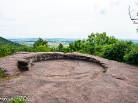 Unmittelbar daneben (und direkt über den Höhlen) befindet sich "Le Rond de Sorcière", das Hexenloch, ein etwa 40 cm tiefes kreisrundes Loch mit einem Durchmesser von 3 - 4 Metern. Zwei Treppenstufen führen hinein. : Saint-Jean Saverne