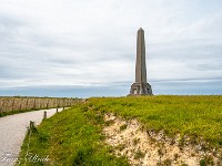 Die Fahrt geht weiter durch Frankreich, an vielen Kriegsdenkmälern und Soldatenfriedhöfen mit weissen Kreuzen vorbei. Warum sich die Menschen gegenseitig abschlachten, ist mir ein Rätsel (bzw. es ist vielleicht auf ein tiefes Menschheitstrauma, den Weltuntergang betreffend, zurückzuführen. Mehr dazu auf unserer Website https://elektrobio.ch). : Calais