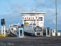 Das Ent- und Beladen der Fähre geht wie am Schnürchen. Die Fahrzeuge sind auf drei Decks verteilt, oben hat es 3 Passagierdecks mit Restaurants, Bar, Duty Free-Shop und einem kleinen Casino mit Spielautomaten. : Dover
