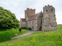 Als erstes besichtige ich das Dover Castle, hier im Bild die dazu gehörige Kirche und ehemaliger Leuchtturm. : Dover