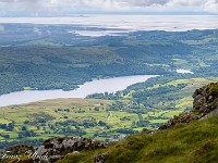 Tolle Aussicht über den Coniston Water bis zum Meer (im Hintergrund müsste die Morecambe Bay sein). Auf dem Gipfel hat es Nebel und es weht starker Wind. : Old Man of Coniston