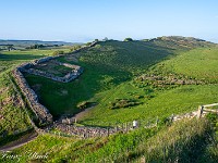 Jede römische Meile, das ist etwa 1.5 km, hat es ein Milecastle, ein Meilen-Kastell. Das ist eine kleine Burganlage mit Durchgang. Man geht davon aus, dass der Wall nicht nur zum Schutz des römischen Reiches vor Einfällen der nördlichen Nachbarn errichtet wurde, sondern auch um die Migration und den Warenhandel zu kontrollieren und Zölle zu erheben. : Hadrian's Wall, Haltwhistle