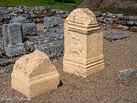 Es gibt viel zu sehen und zu lernen. Man beachte auf diesem Bild den Soldatengott Jupiter Dolichenus, der in seiner linken Hand ein Blitzbündel hält. Was dieses häufige Attribut der Götterwelt bedeutet, kann auf unserer Website über das Elektrische Universum https://elektrobio.ch nachgelesen werden. : Devils Pulpit, Sycamore Gap, Vindolanad