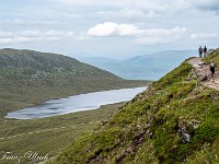 Man muss die Feste feiern, wie sie fallen: Um die Mittagszeit komme ich im Glen Nevis Caravan und Camping Park in Fort William an. Der Wetterbericht für die kommenden Tage meldet etwas Regen, wobei heute der trockenste Tag sein soll. Deshalb entschliesse ich mich, den Ben Nevis (höchster Schotte, 1'345 m) heute Nachmittag zu besteigen. Bereits bin ich beim Bergsee Lochan Meall An T-suidhe, der auch Halfway Lochan genannt wird, obwohl hier noch nicht die halbe Strecke zurückgelegt ist. : Ben Nevis