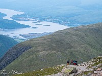 Der gut ausgebaute Wanderweg zieht nach dem See in langen Kehren den Hang hoch. : Ben Nevis