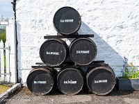 Meine Reise geht weiter Richtung Osten durch die Highlands, bis ich bei Dalwhinnie den Drang verspüre, doch noch bei einer Whisky-Distillerie Halt zu machen. Es ist gerade 10 Uhr, die Tür geht auf und ich werde Willkommen geheissen, den Shop zu besuchen. : Dunino Den, Fort William, Forth Bridge, St. Andrews