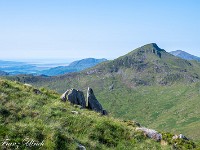 Auf einer Höhe von etwa 300 Metern ist bereits die Baumgrenze erreicht. Weit hinten im Südwesten winkt das Meer. : Snowdon