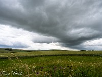 Mir gefällt die dramatische Wolkenstimmung, wie diese gigantische Schlange, die langsam von Westen gegen Osten über den Himmel zieht. : Avebury