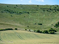 Das Alter dieser etwa 70 m hohen Hügel-Figur ist unbekannt. Ursprünglich waren die Umrisse nur eine Vertiefung im Erdboden; später wurden sie mit weissen Steinen bedeckt und 1969 durch Betonblöcke ersetzt. Bei Grabungen wurden römische Scherben gefunden. : Avebury, Cooden Beach, Hackpen Horse, Kornkreis, Long Man of Wilmington