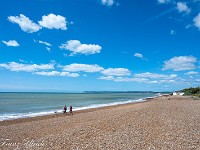 Bei Cooden mache ich nochmals einen Halt am Gravel Beach und geniesse die Sonne auf einem Bänkli. Weit im Süden kann ich Frankreich ausmachen. : Avebury, Cooden Beach, Hackpen Horse, Kornkreis, Long Man of Wilmington