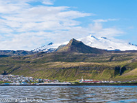 Von Ólafsvík aus unternehmen wir eine Whale watching-Tour. Im Hintergrund zeigt sich der Snaefellsjökull. Mit 1446 m Höhe gilt er als einer der berühmtesten Berge Islands. In seinem Roman "Reise zum Mittelpunkt der Erde" legt Jules Verne  den Eingang in die Unterwelt in den Krater des Snaefellsjökull. Er gilt auch als heiliger Berg und als starker Kraftort. : Island