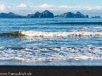 Die Vestmannaeyjar (Westmännerinseln) sind eine Inselgruppe, welche sich rund 10 km südlich der isländischen Küste befindet. Wie das ganze Land überhaupt sind auch sie vulkanischen Ursprungs. Davon zeugen auch die schwarzen Sandstrände. : Island