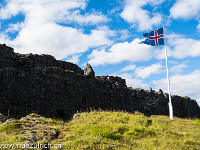 Den dritten Halt auf dem Golden Circle machen wir beim geschichtsträchtigen Ort Thingvellir, wo bereits um das Jahr 900 alljährliche Rats-Versammlungen  stattfanden. Ich stelle mir die Bedeutung ähnlich zu unserem Rütli vor. Thingvellir liegt inmitten einer Grabenbruchzone, wo die amerikanische und die eurasische tektonische Platte auseinanderdriften und imposante Felsspalten und Risse hervorrufen. : Island