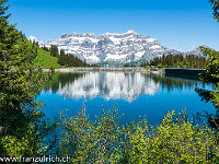 Die Teilnehmer des Hüttenwartskurses 2016 verbringen 3 Tage auf der Leglerhütte - bei harter Arbeit :-)  Der rund 2-stündige Hüttenaufstieg beginnt beim Garichti Stausee. Im Hintergrund winkt der Glärnisch mit dem Vrenelis Gärtli. : Leglerhütte SAC Hüttenwartskurs