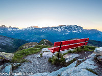 Vorsicht: Beim Bänkli geht's senkrecht die Felswand hinunter. Dies präge ich mir gut ein, denn ich habe vor,  in der Nacht Aufnahmen vom Sternenhimmel zu machen. : Leglerhütte SAC Hüttenwartskurs