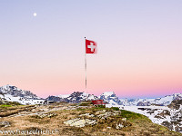 Anderntags erwache ich um 5 Uhr und erblicke den unglaublich schönen Morgenhimmel: Zartes Rosa überzieht das Firmament und kündigt den neuen Tag an. Natürlich kann ich das Fotografieren nicht lassen... Der Gipfel rechts oberhalb des Bänklis ist übrigens der Tödi, mit 3614 m der höchste Glarner Gipfel. : Leglerhütte SAC Hüttenwartskurs