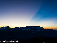 Soeben ist die Sonne hinter dem Glärnisch untergegangen. Damit verabschieden wir uns bald von den Hüttenwarten Sara und Romano und sagen herzlichen Dank für die lehrreichen Tage und die Gastfreundschaft. : Leglerhütte SAC Hüttenwartskurs