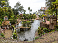 Eine Gondelbahn führt vom Uferquai hoch zum Tropischen Garten auf Monte. Hinten rechts das ehemalige Grand-Hotel Monte Palace. : Madeira