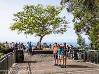 Auf Madeira befindet sich eine der höchsten Steilklippen Europas: Cabo Girão, portugiesisch für "Kap der Umkehr". 580 m über dem Meeresspiegel befindet sich eine Aussichtsplattform mit Glasboden. : Madeira