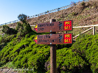 Auf Madeira gibt es ein recht dichtes und gut ausgeschildertes Wanderwegnetz. Auf den farbigen Wegweisern werden jedoch keine Gehzeiten angegeben, sondern die Marschdistanz. Die zu bewältigenden Höhenunterschiede können jedoch beträchtlich sein und dürfen nicht unterschätzt werden. : Madeira