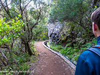 Bekannt sind die Wanderungen entlang der vielen Levadas, künstlich angelegte Wasserrinnen (wie bei uns in der Schweiz die Suonen im Wallis), welche das Wasser aus dem Hochland und vom Norden zum trockeneren Süden abführen. : Madeira