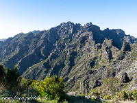 Blick zum Pico Arieiro (links hinten, mit der Radar-Station). : Madeira