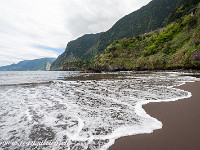 Es gibt nicht viele Sandstrände auf Madeira. Einer davon befindet sich in Seixal - mit schwarzem Sand vulkanischen Ursprungs. : Madeira