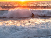 Sonnenuntergang und Wellenreiter in Paul do Mar. : Madeira