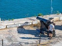Valletta. Die Time Gun feuert um 16.00 Uhr einen Böller ab. Anschliessend wird sie sauber gereinigt. : Malta 2025