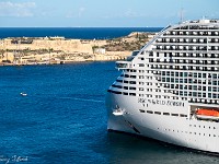 Valletta. Zwei Schiffe suchen sich den Ausgang aus dem engen Hafen. : Malta 2025