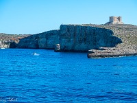 Überfahrt mit der Fähre ab Cirkewaa (Malta) zur Nachbarinsel Gozo. Die Überfahrt dauert 25 Minuten, dazwischen liegt die kleine Insel Comino mit dem It-Torri ta' Santa Marija (St Marys Tower). : Malta 2025
