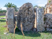 Ggantija. Wie bei den meisten solcher Anlagen sind die genaue Entstehung unbekannt, und der Zweck wird spirituellen und astronomischen Motiven zugeschrieben ("Tempel"). Ein Bezug zu Himmelskörpern ist oft tatsächlich gegeben (Equinoxen, Sonnenwenden). Vor dem Hintergrund des Modells des Elektrischen Universums vermute ich eher, dass es sich um (Natur-) energetische Anlagen handelt, die konsequenterweise mit anderen Himmelskörpern zu tun haben müssen. : Malta 2025