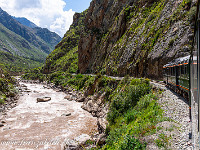 Im November 2019 bot sich mir die einzigartige Gelegenheit auf eine Reise nach Perú ins Reich der Inka. Ein Kleinbus bringt uns von Cusco nach Ollontaytambo, wo wir in einen komfortablen Zug der IncaRail umsteigen. Die Fahrt durch das Valle Sagrado entlang des Río Urubamba ist kurvenreich und sehr schön. : Machu Picchu